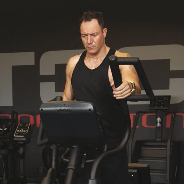 06-432-685-commercial-elliptical-erx-9500-toorx-professional-man-working-out-zoom