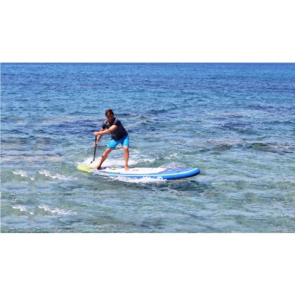 φουσκωτό sup beast aqua marina χρήστης κάνει κουπί με κύμα