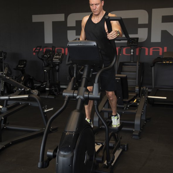 06-432-685-commercial-elliptical-erx-9500-toorx-professional-man-working-out