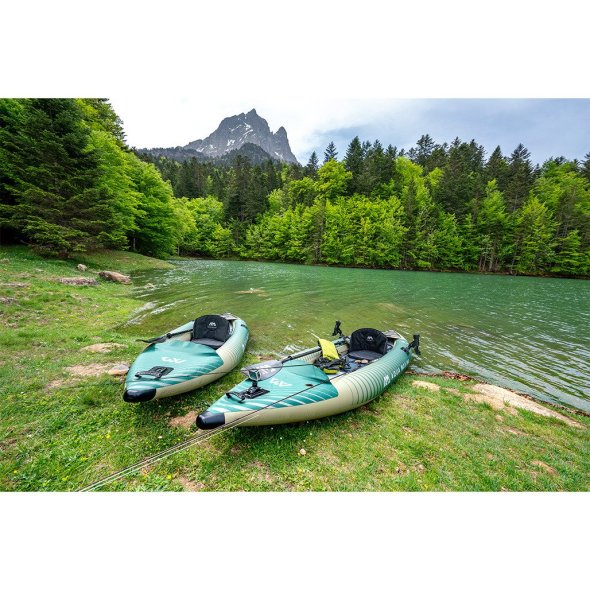 fotografia-dipla-sti-limni-me-dio-kavak-caliber-aqua-marina