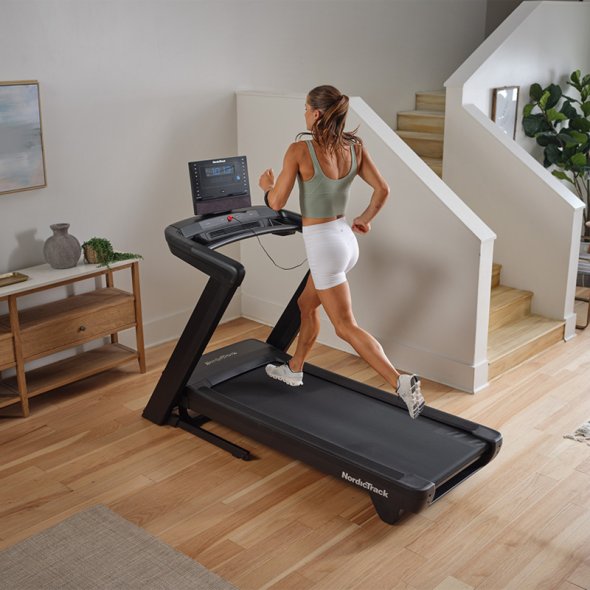 treksimo-me-diadromo-nordictrack-commercial-le