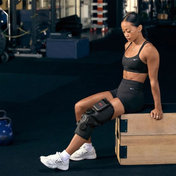 contrast-2-knee-hyperice-woman