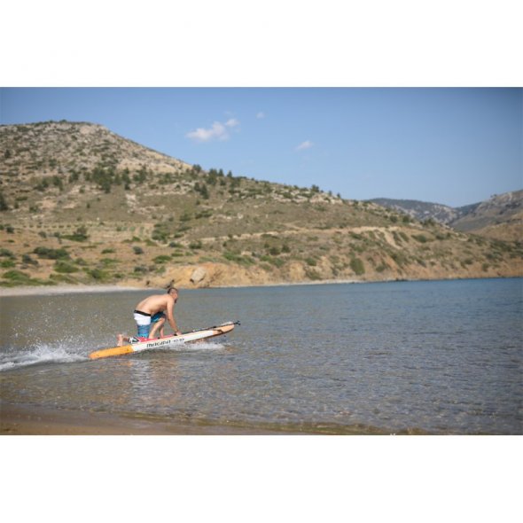 φουσκωτό sup magma aqua marina χρηστής μπαίνει σε θάλασσα